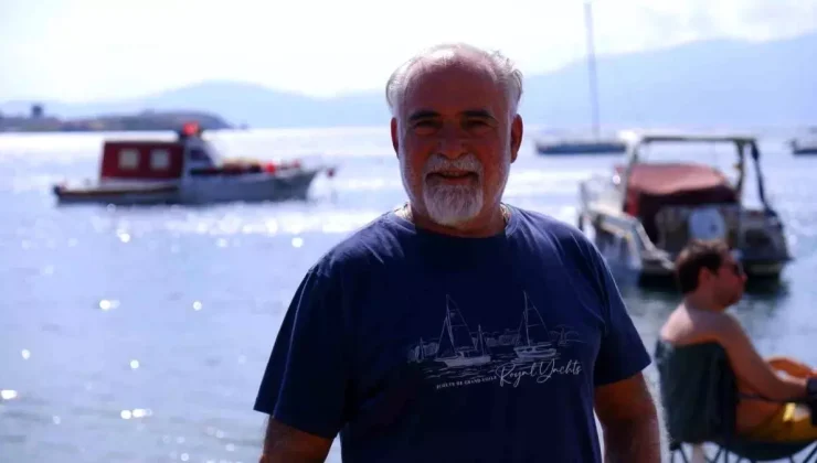 Denizde Yüzerken Göbeğine Martı Kondu!