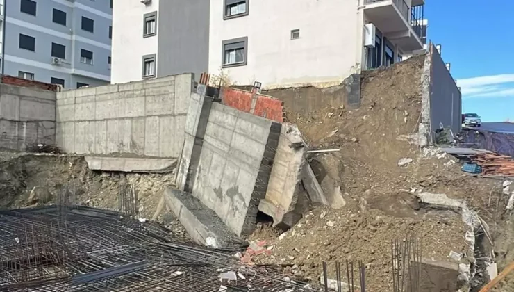 Seferihisar’da Sağanak Yağış İstinat Duvarını Çökertti