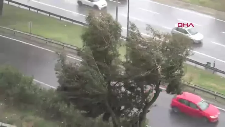 İzmir’de Sağanak Yağış Hayatı Olumsuz Etkiledi