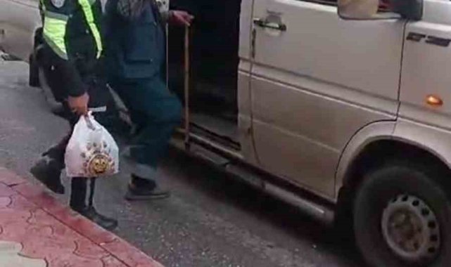 Yağmurda Yardım Eli: Engelliye Polis Desteği