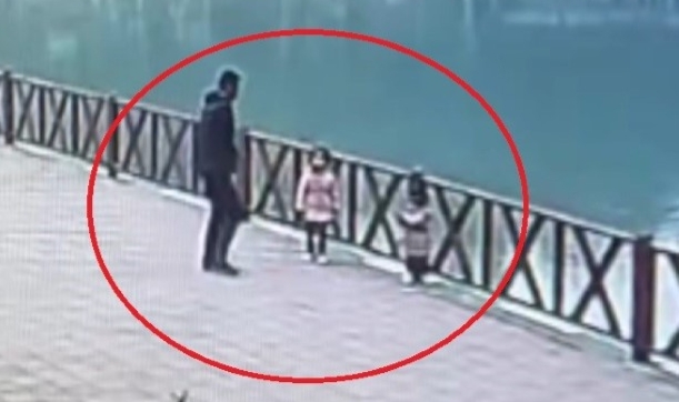 Baba, Kızını Korkuluklardan Göle Düşmekten Kurtardı!