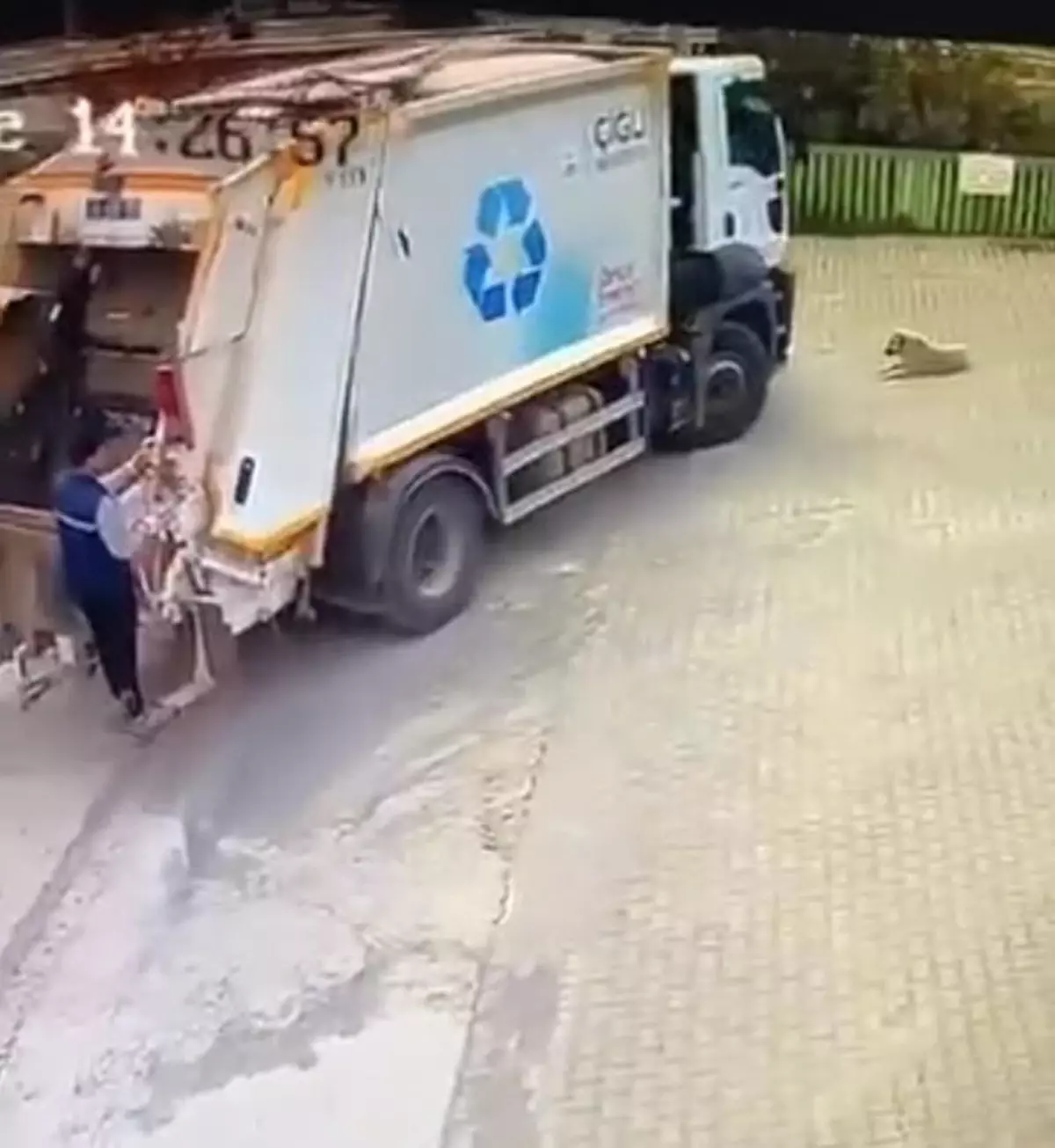 Köpeği Ezen Çöp Kamyonu Şoförü Açığa Alındı