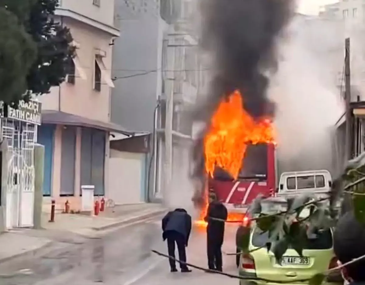 İzmir’de Yangın: Belediye Otobüsü Küle Döndü!