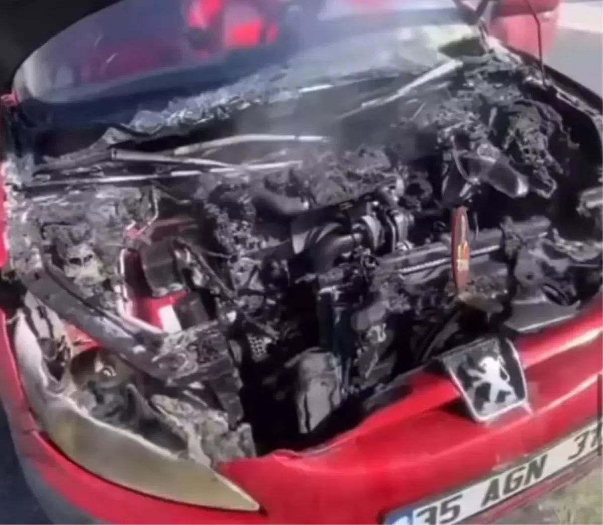 İkinci El Araçta Şok! Motor Yandı, Küle Döndü