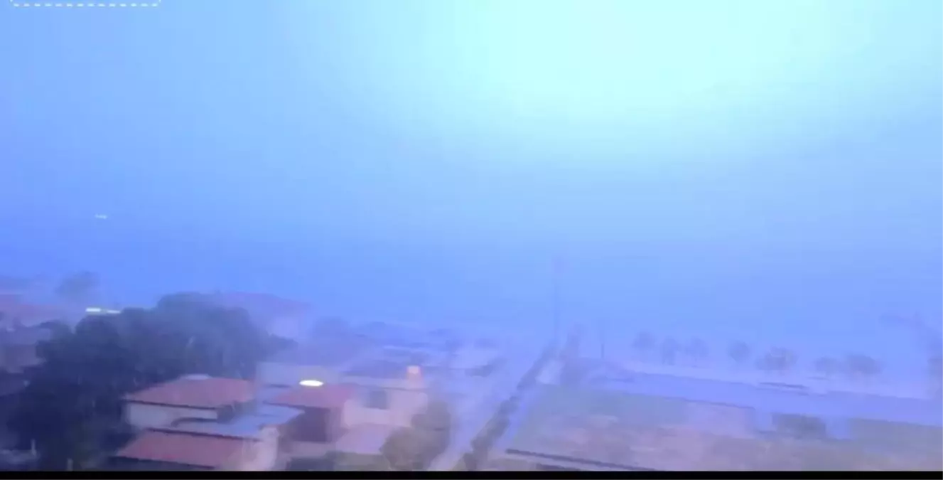 Çeşme’de Sağanak Yağış ve Şimşek Göz Kamaştırdı!