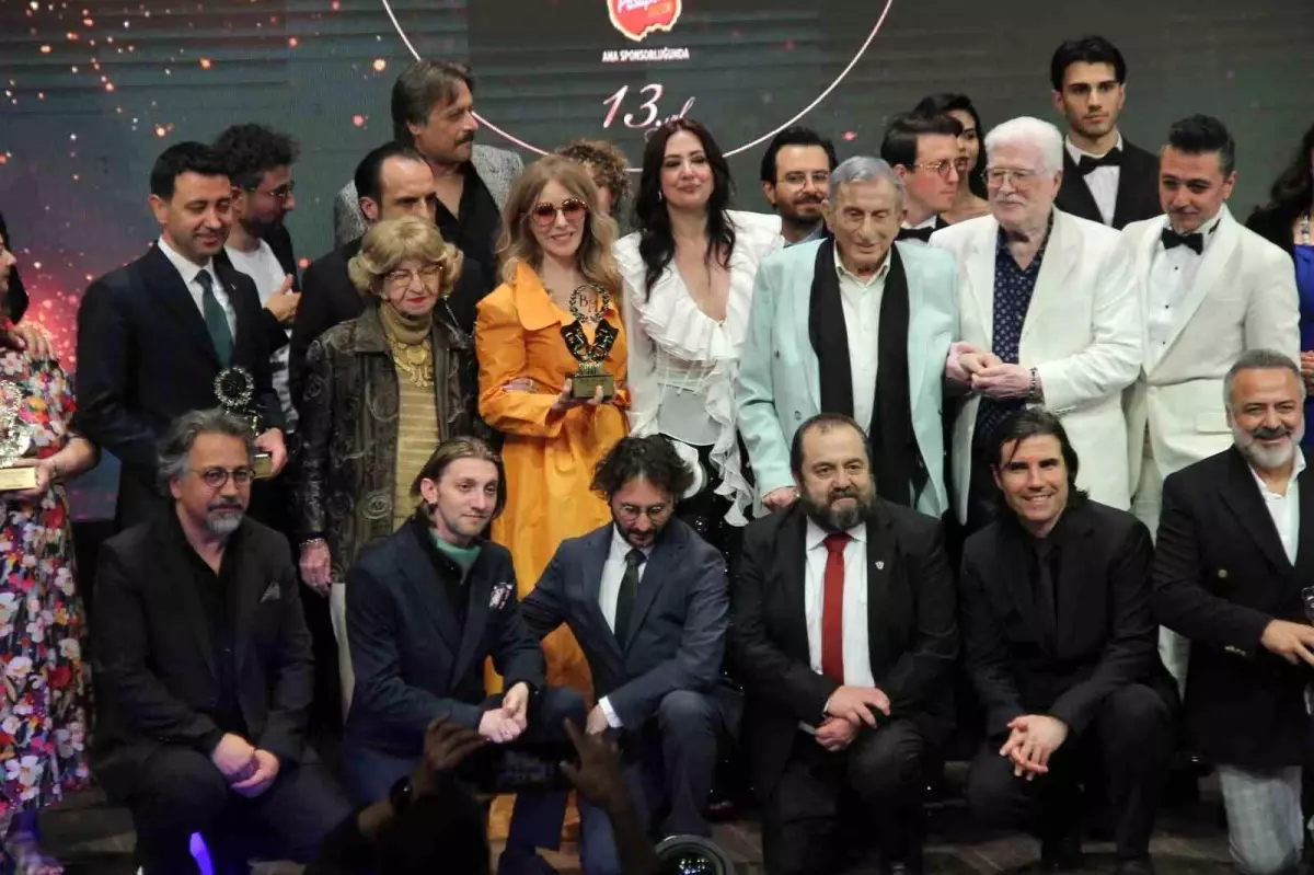 Bedia Muvahhit Tiyatro Ödülleri’nde Coşkulu Gece