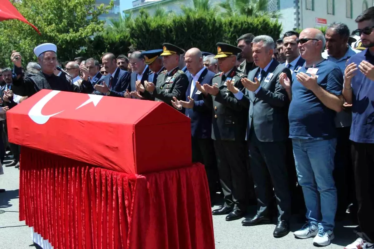 Şehit Üsteğmen Ege Akar, İzmir’de Son Yolculuğuna Uğurlandı