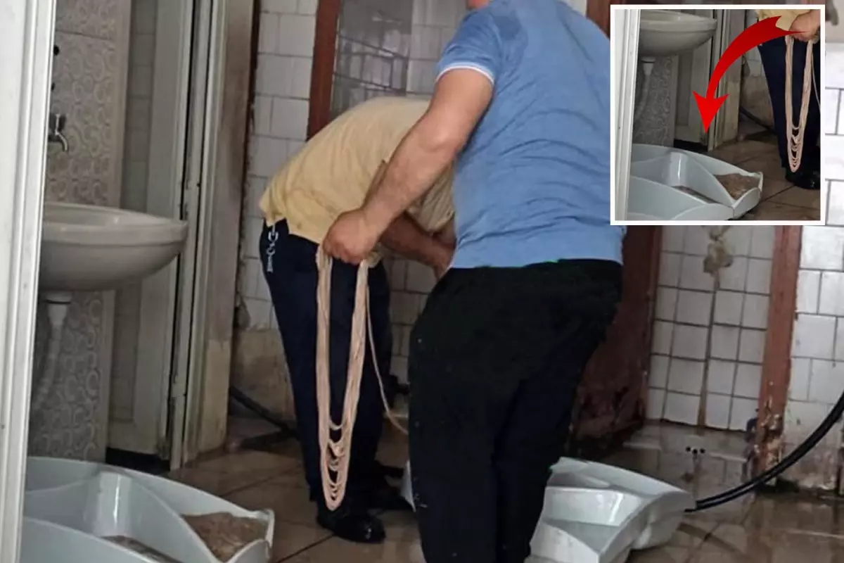 İzmir’de Tuvalette Skandal Kokoreç Hazırlığı!