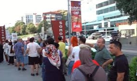 Beşiktaş’ta Market Açılışı Sırasına Akın Var!