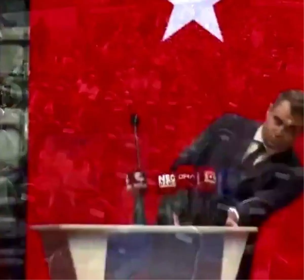 Çağatay Güç İzmir Kongresi’nde Fenalaştı!