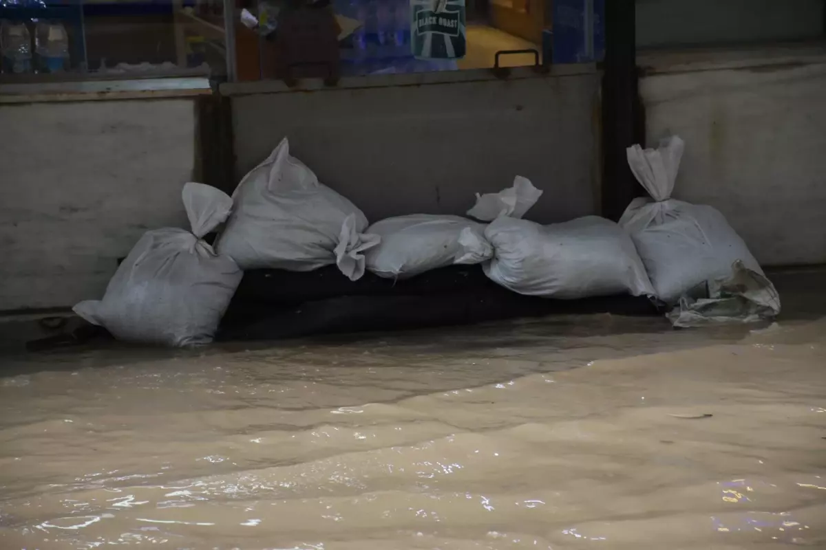İzmir’de Esnaf Kum Torbalarıyla Su Baskınlarına Direniyor