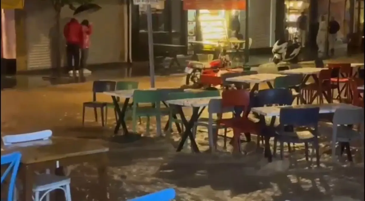Çeşme’de Sağanak Yağış Caddeleri Göle Çevirdi!