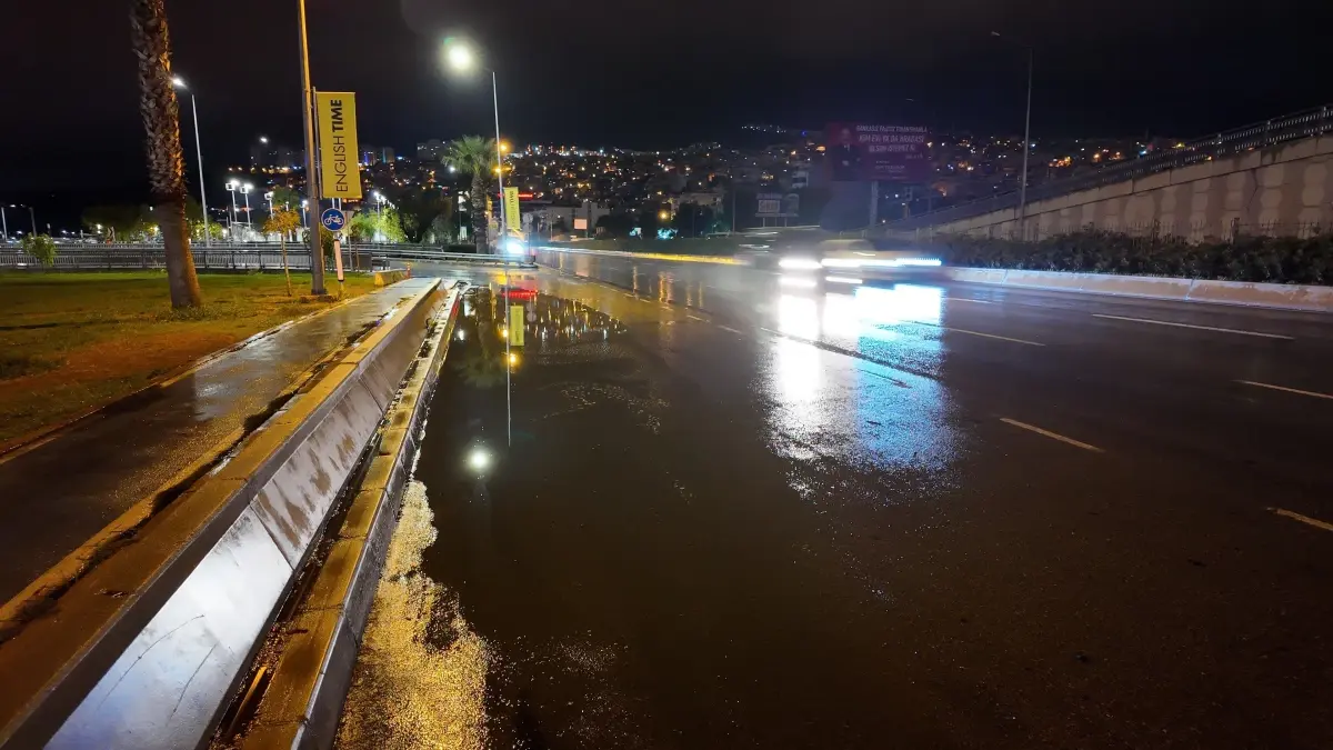 İzmir’de Sağanak Yağış Etkili, Su Birikintileri Oluştu!
