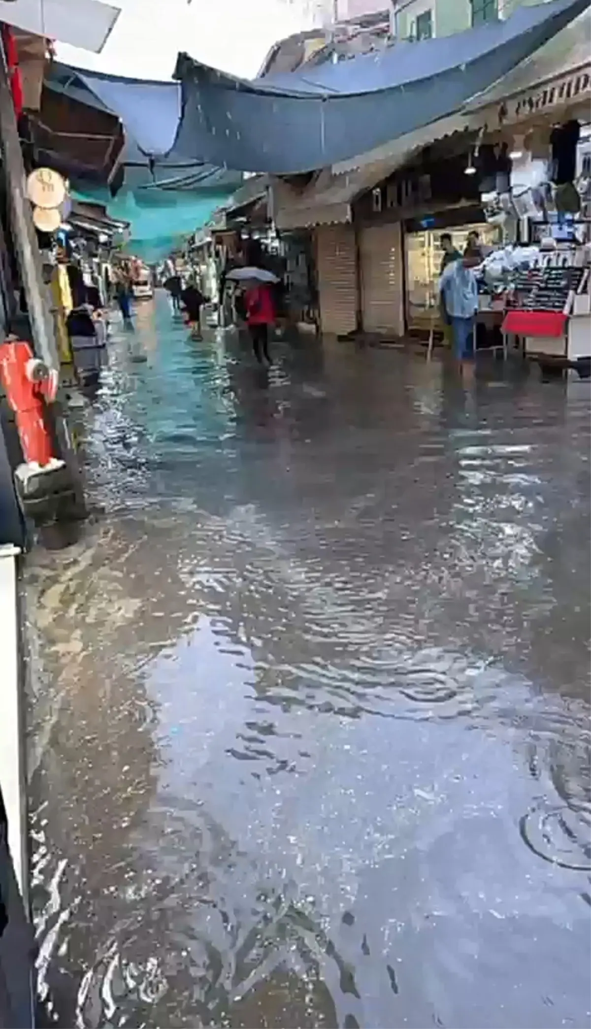 İzmir’de Sağanak Yağış Hayatı Olumsuz Etkiliyor