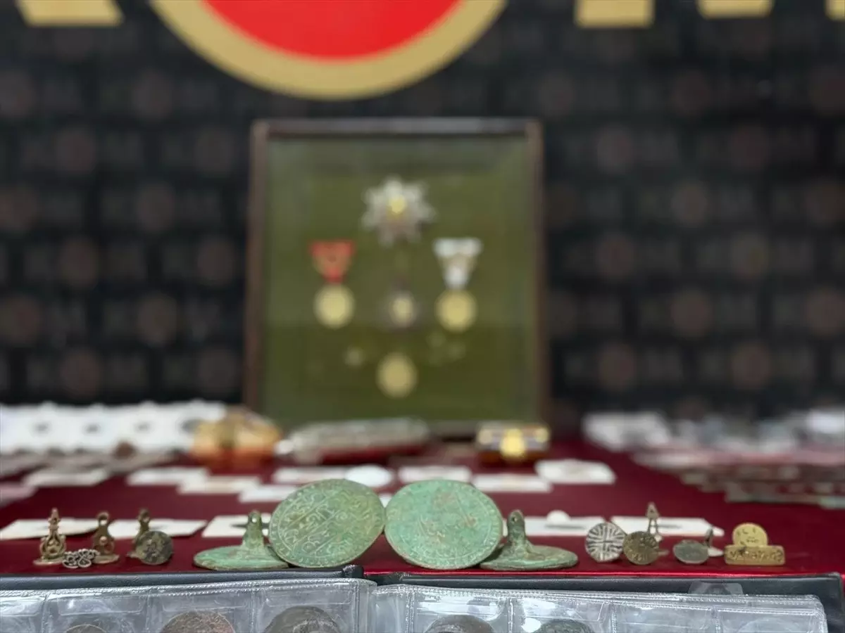 İzmir’de Tarihi Eser Kaçakçılığına Baskın! 2433 Obje Ele Geçirildi