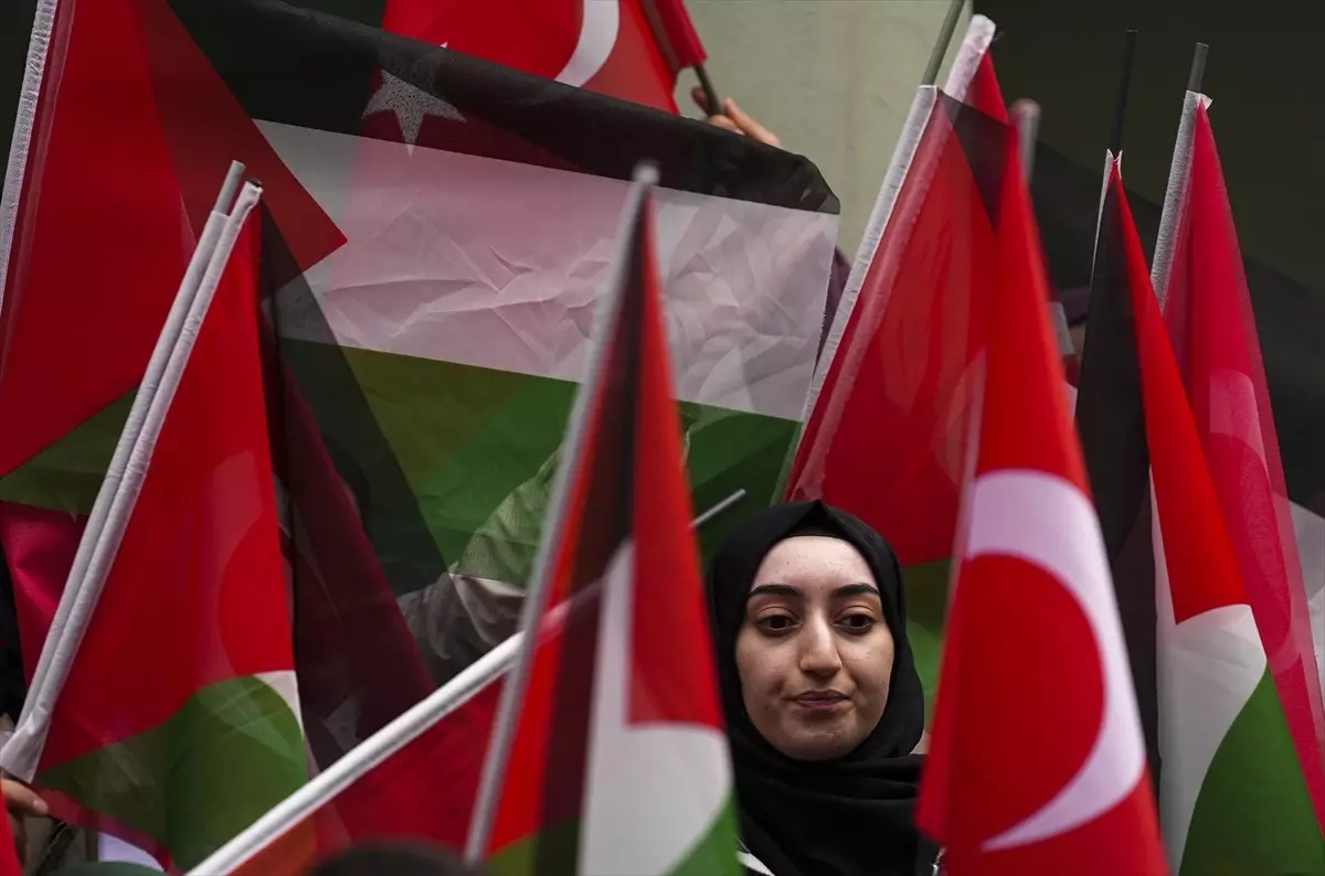 İzmir’de Öğrencilerden Filistin’e Destek Eylemi