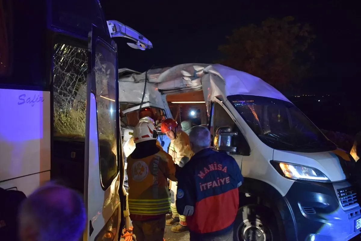 Kemalpaşa’da Feci Kaza: 13 Kişi Yaralandı!