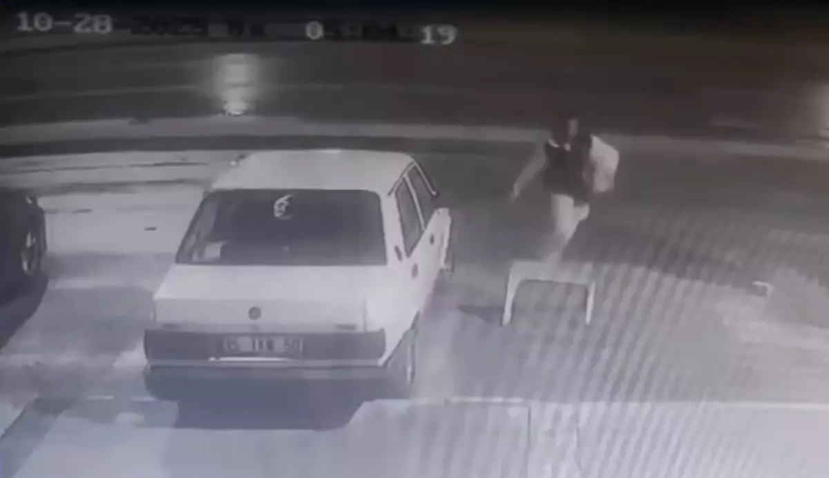 İzmir’de Hırsızlık Zanlıları Güvenlik Kamerasına Yakalandı