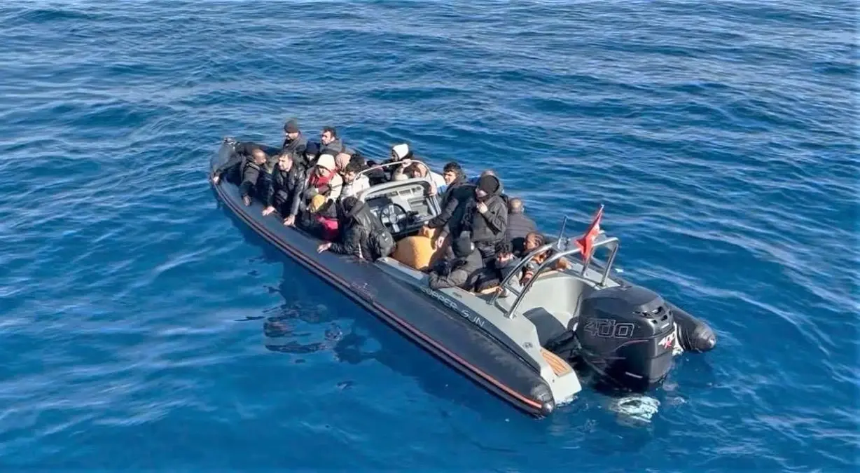 İzmir’de 28 Düzensiz Göçmen ve 2 Kaçakçı Yakalandı!