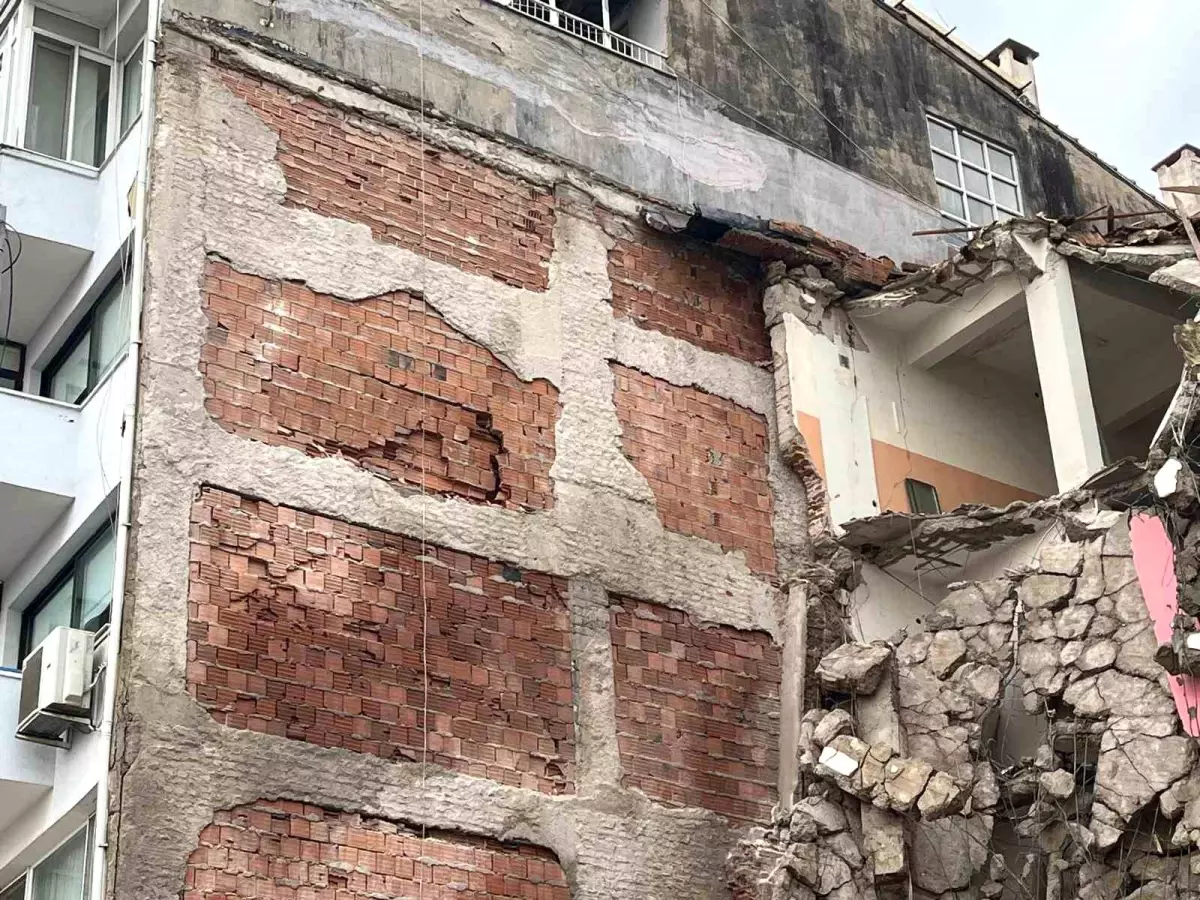 Balçova’da Yıkım Sırasında Apartman Hasar Gördü!