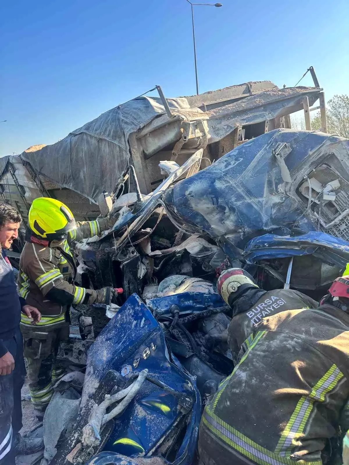 Bursa’da Kamyon Kazasında Nefes Kesen Kurtarma!