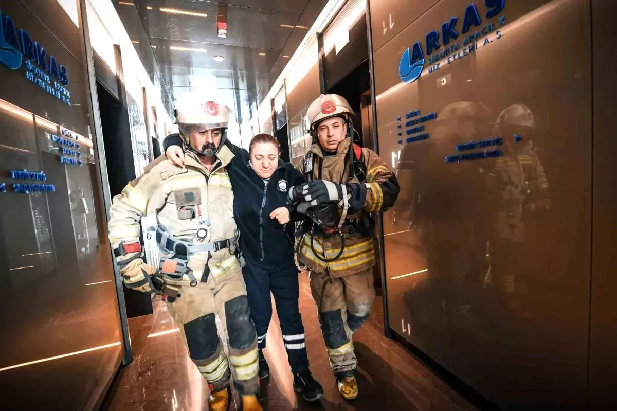 İzmir’de İtfaiyeden Yangın Tatbikatı Gerçekleşti