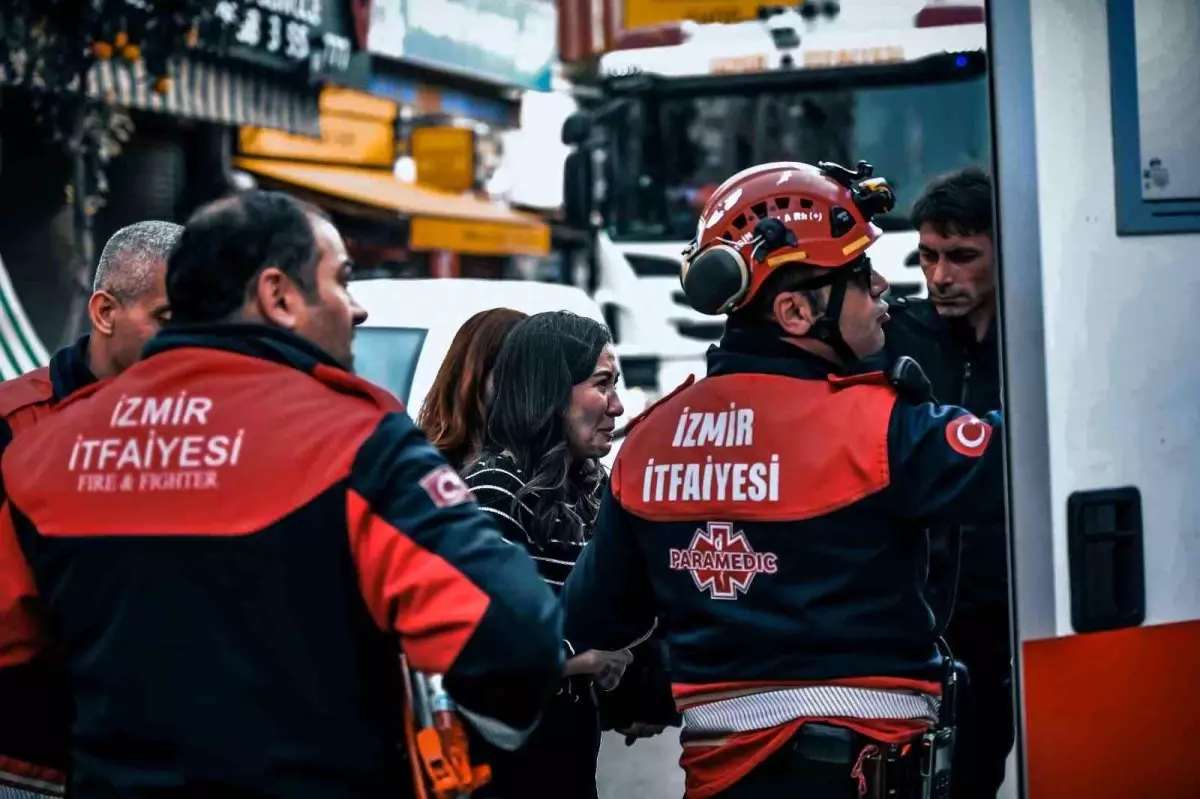 Bornova’da Yangın: 12 Kişi Mahsur Kaldı!