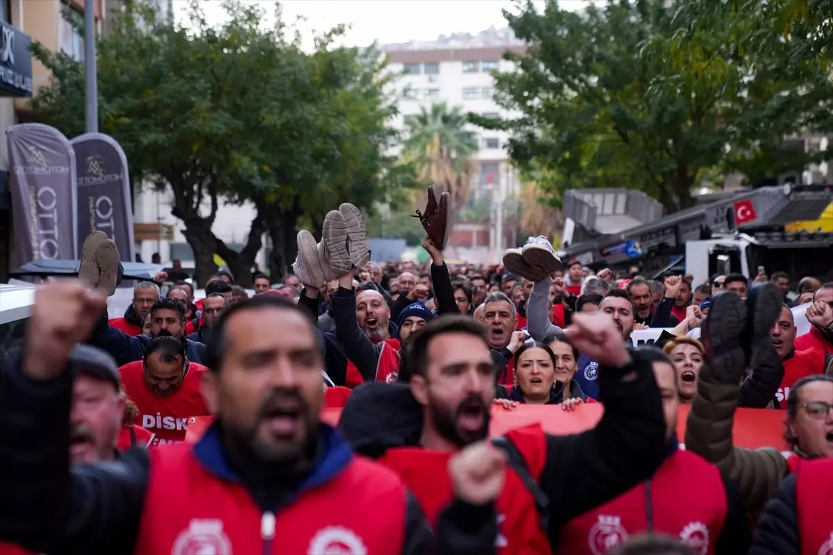 İzmir’de İşçiler Maaş Eksikliğine İsyan Etti!