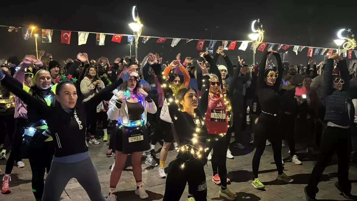 Izmir’de Yılın En Uzun Gecesi: Işıl Işıl Koşu!