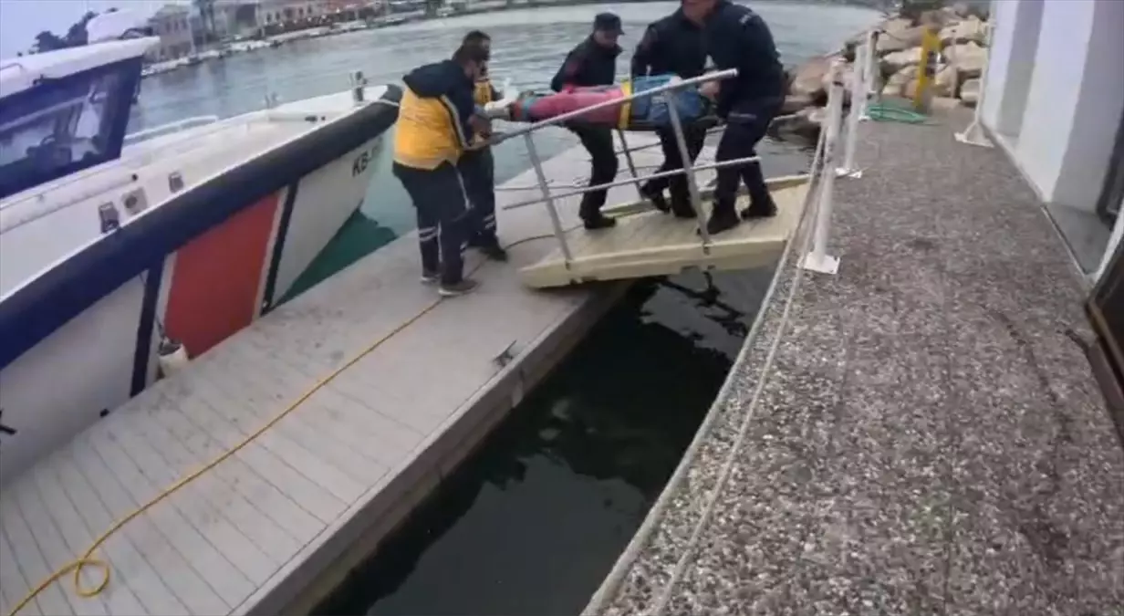 Foça’da Kayalıklardan Düşen Yaralı Tahliye Edildi