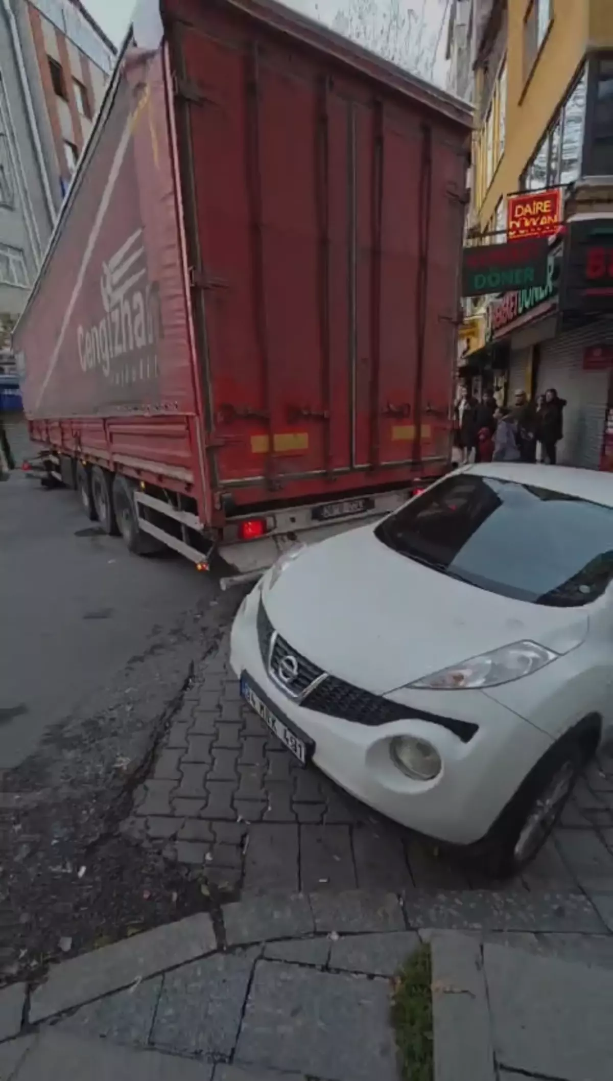 Kağıthane’de TIR, Park Halindeki Araçları Tarumar Etti