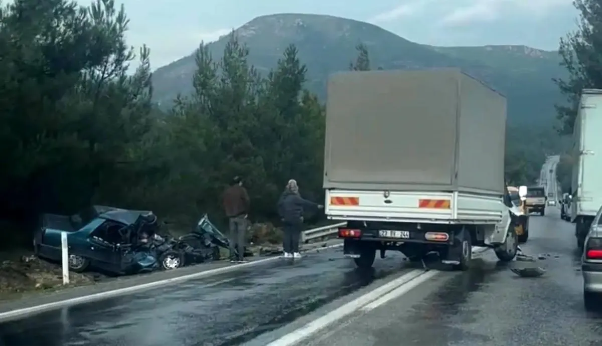 İzmir’de Feci Kaza: 2 Can Aldı, 3 Yaralı!