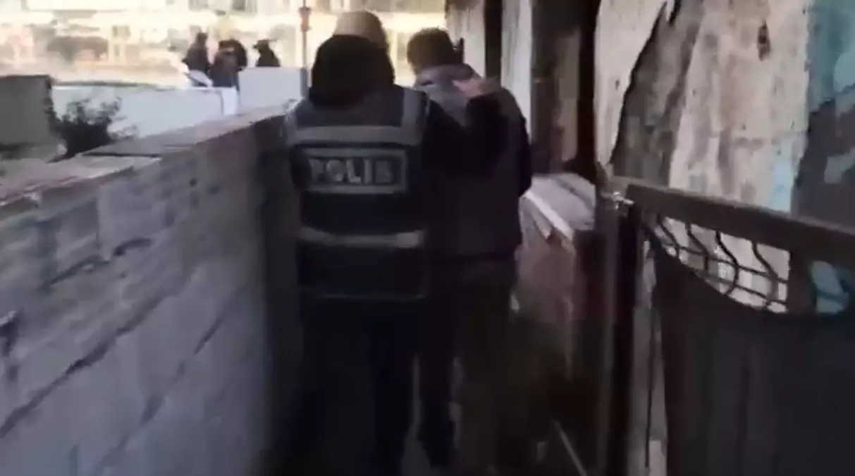 İzmir’de Firari Dolandırıcılara Operasyon!