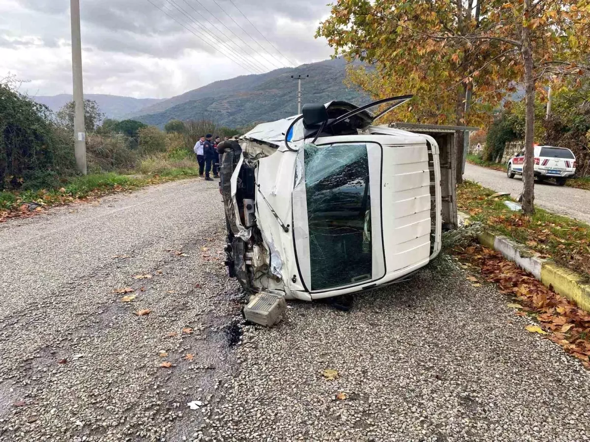 İzmir’de Kamyonet Devrildi: Sürücü Yaralandı!