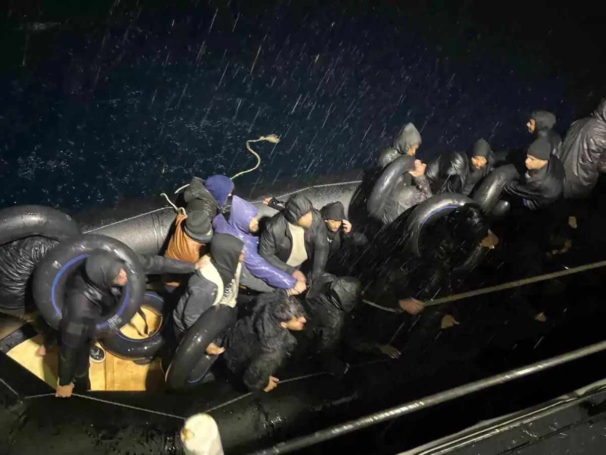 Karaburun’da 26 Göçmen Fırtınada Kurtarıldı!