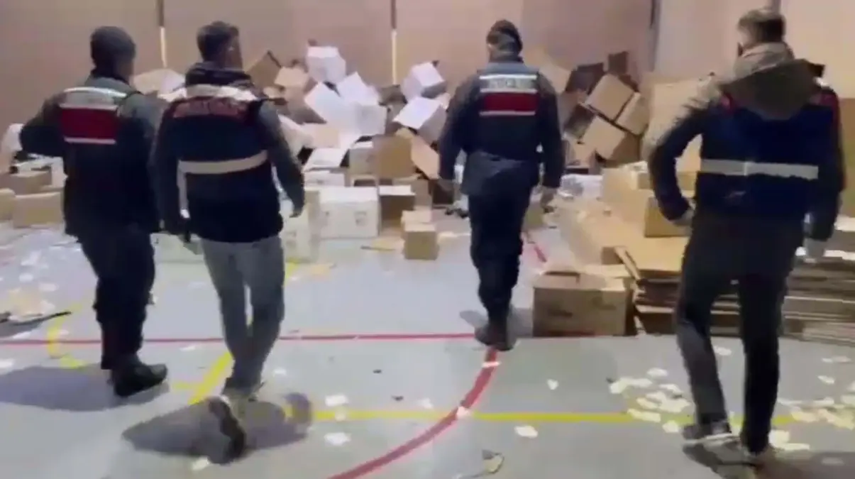 Karşıyaka’da Yılbaşı Öncesi 2,8 Ton Etil Alkol Ele Geçirildi!