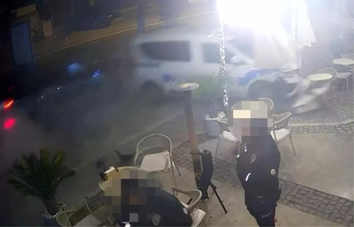 Çeşme’de Polis Aracına Çarpan Otomobil Korkuttu!