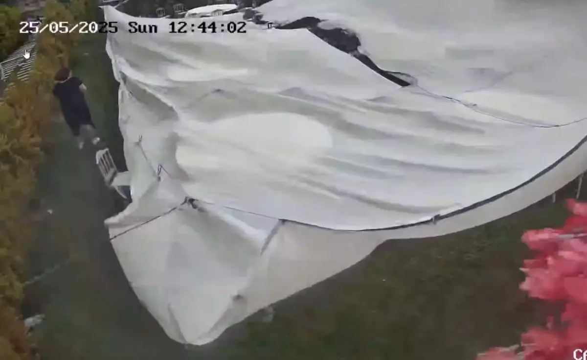 Düğün Salonunda Facia: Dekoratif Kemer Devrildi!