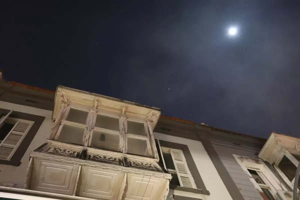 Kafenin Çatısında Yangın: Karı Koca Hastanede!