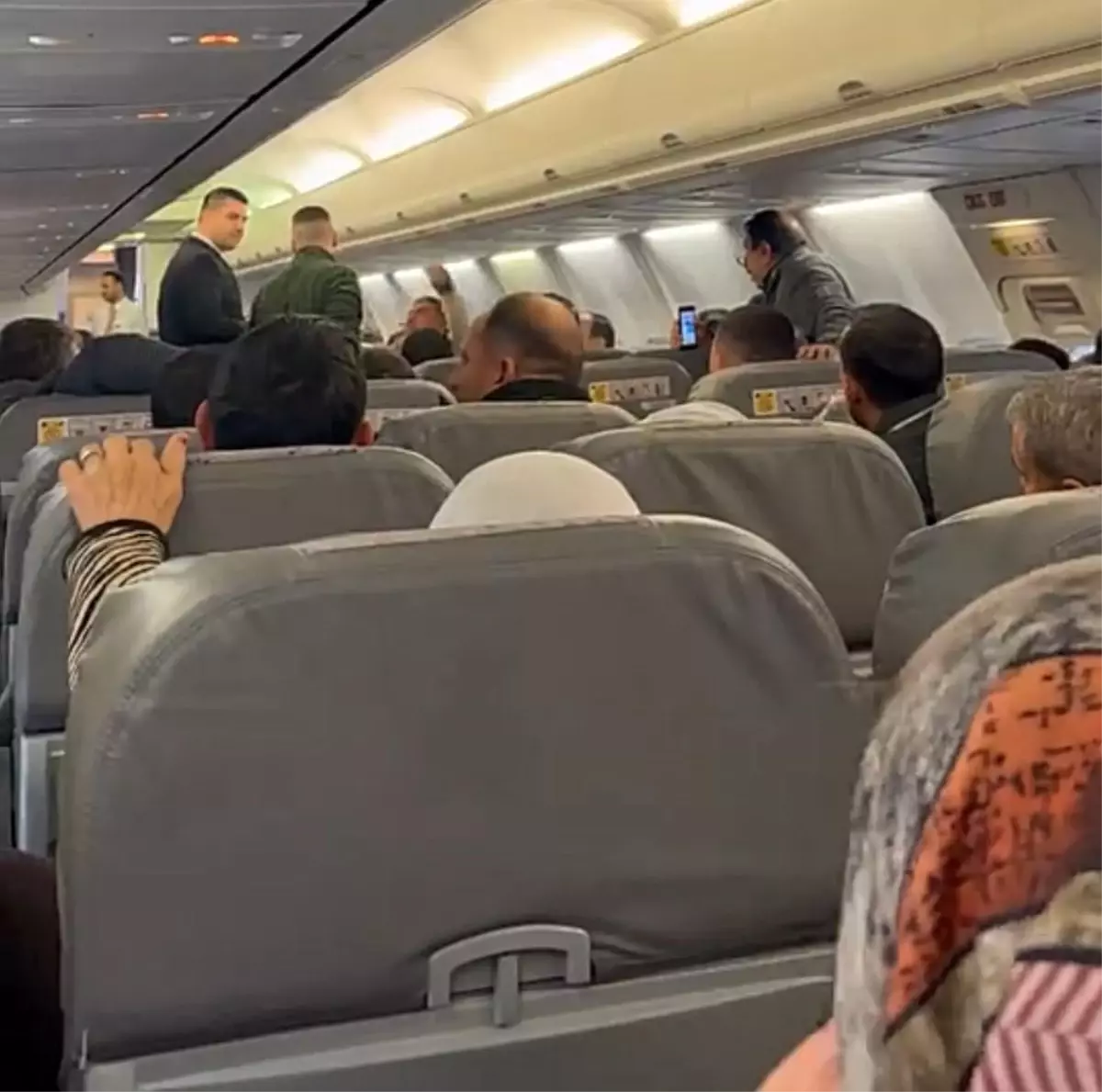 Yolcular 12 Saat Uçakta Mahsur Kaldı!