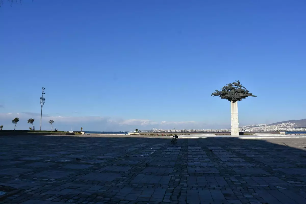 İzmir Yeni Yıla Sessiz Girdi! Caddeler Boş Kaldı