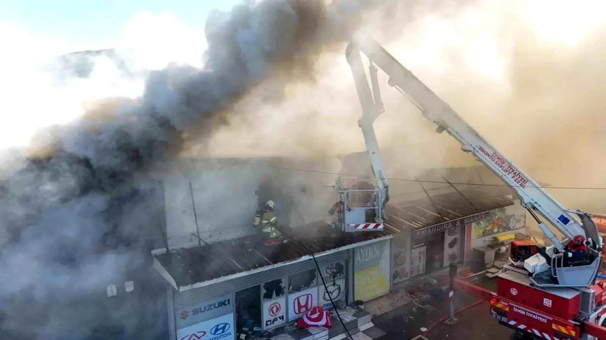 Buca’da Yangın Paniği! 3 Dükkan Alev Alev