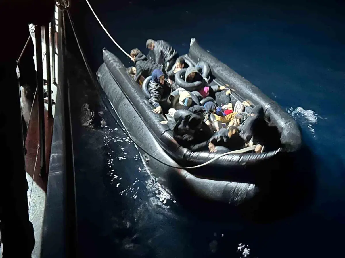 İzmir’de 50 Düzensiz Göçmen Kurtarıldı!