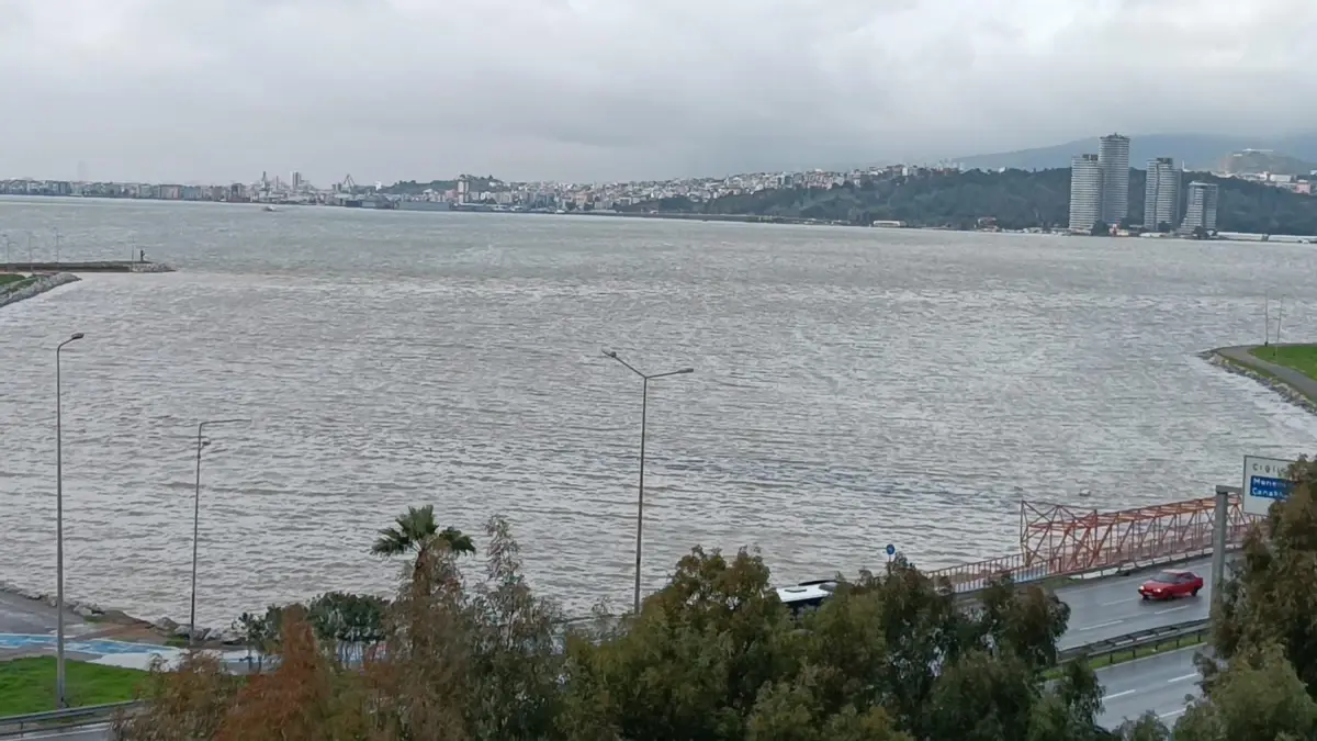İzmir’de Sağanak Yağış, Hayatı Felç Etti!