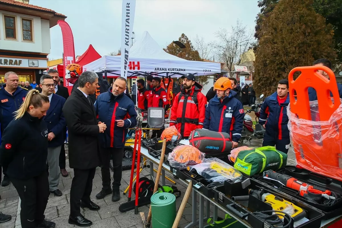 Depremde Hayatını Kaybedenler İçin Anma Törenleri