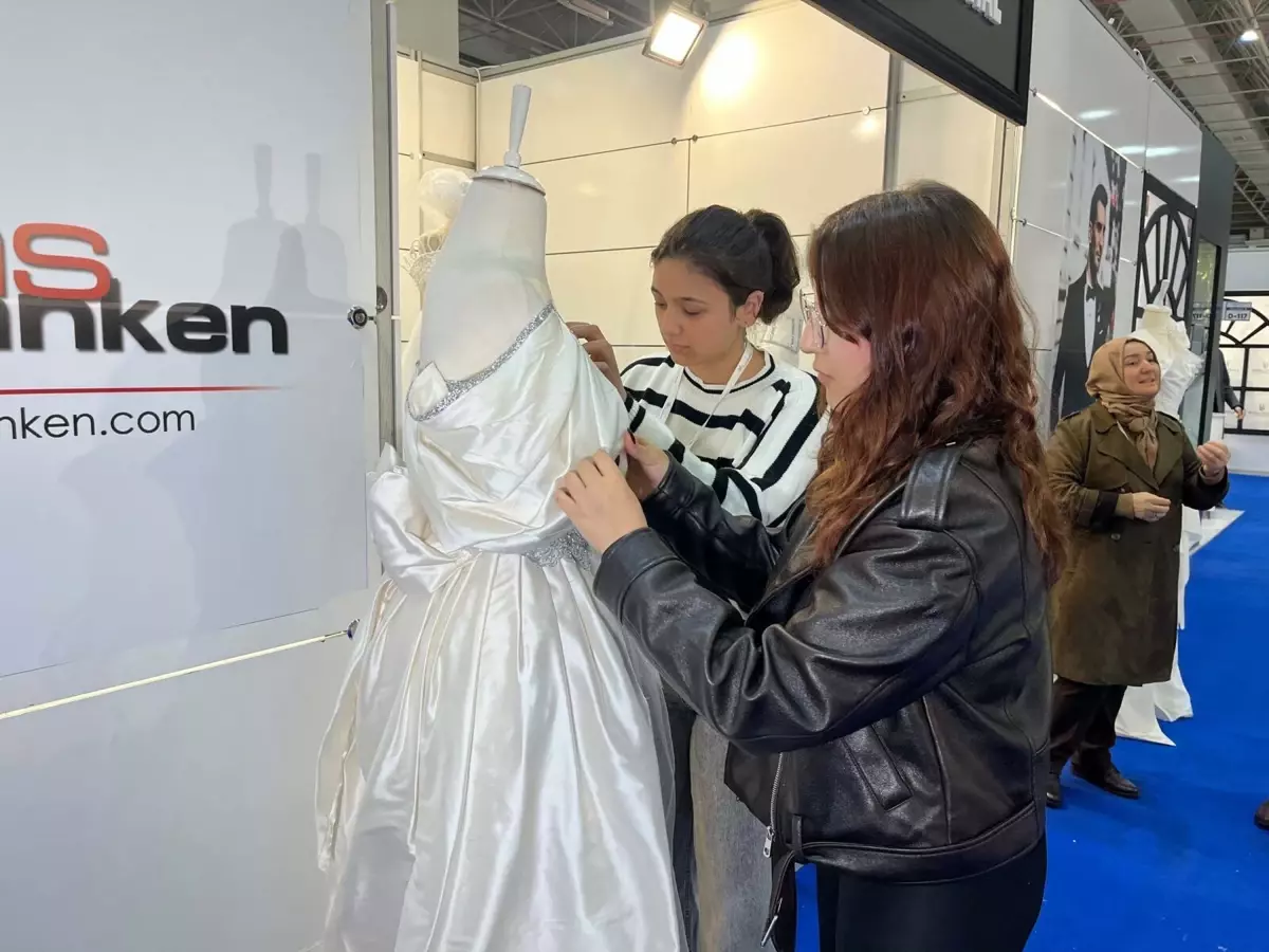 İzmir Fuarı’nda Lise Öğrencilerinden Özgün Gelinlikler!