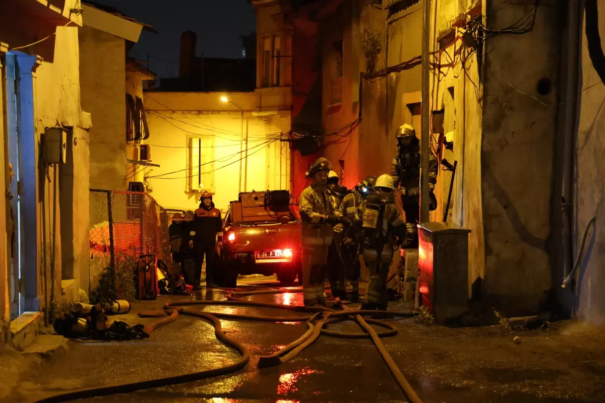 Konak’ta Yangın Paniği: 2 Katlı Ev Küle Döndü!