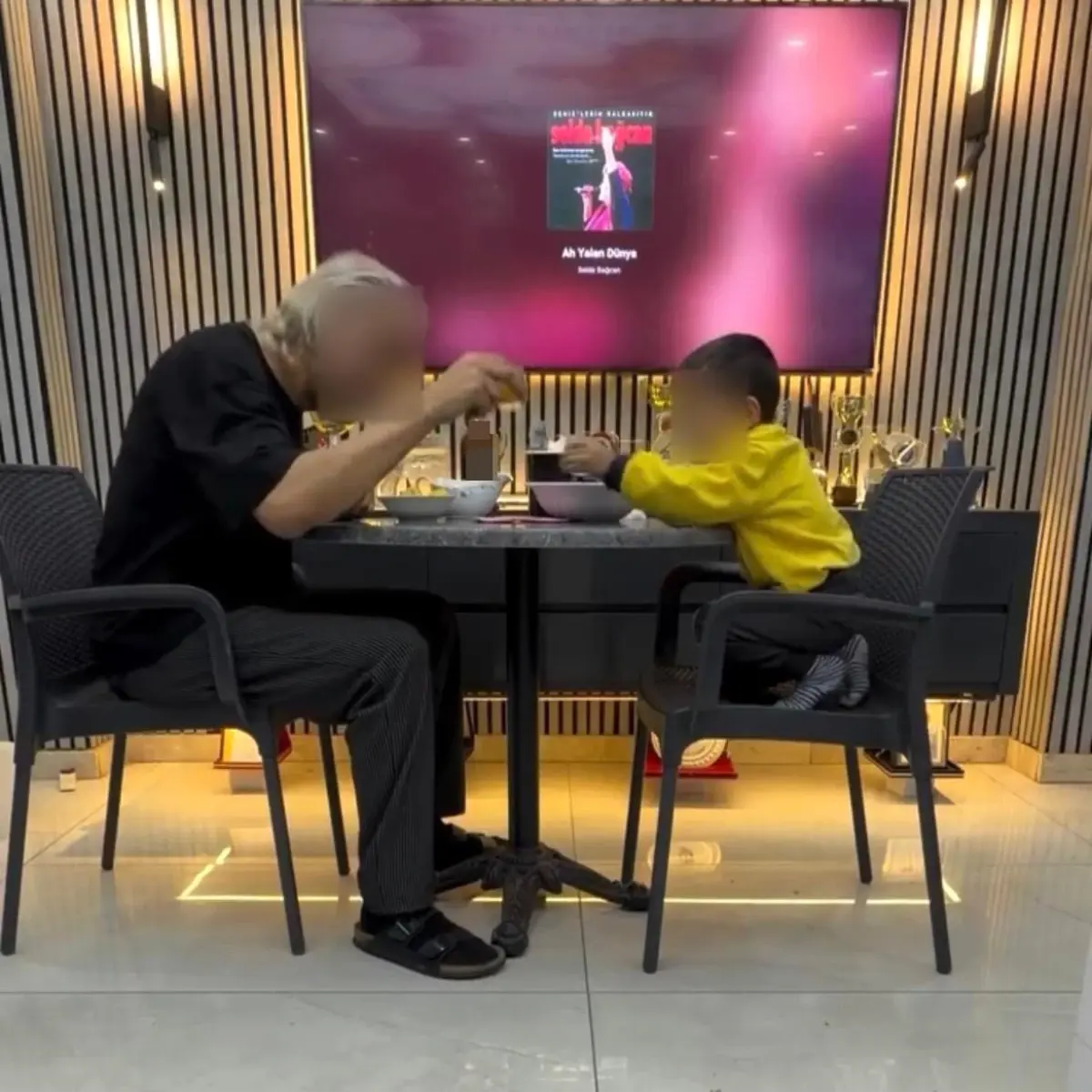 Alkol Masasında Oğlunu Gösteren Baba Serbest