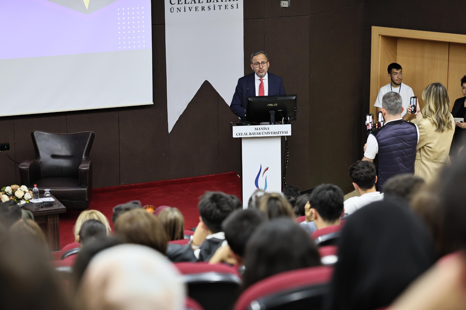Kasapoğlu gençlere seslendi: “Yetkinin sahibi siz değil, millettir”