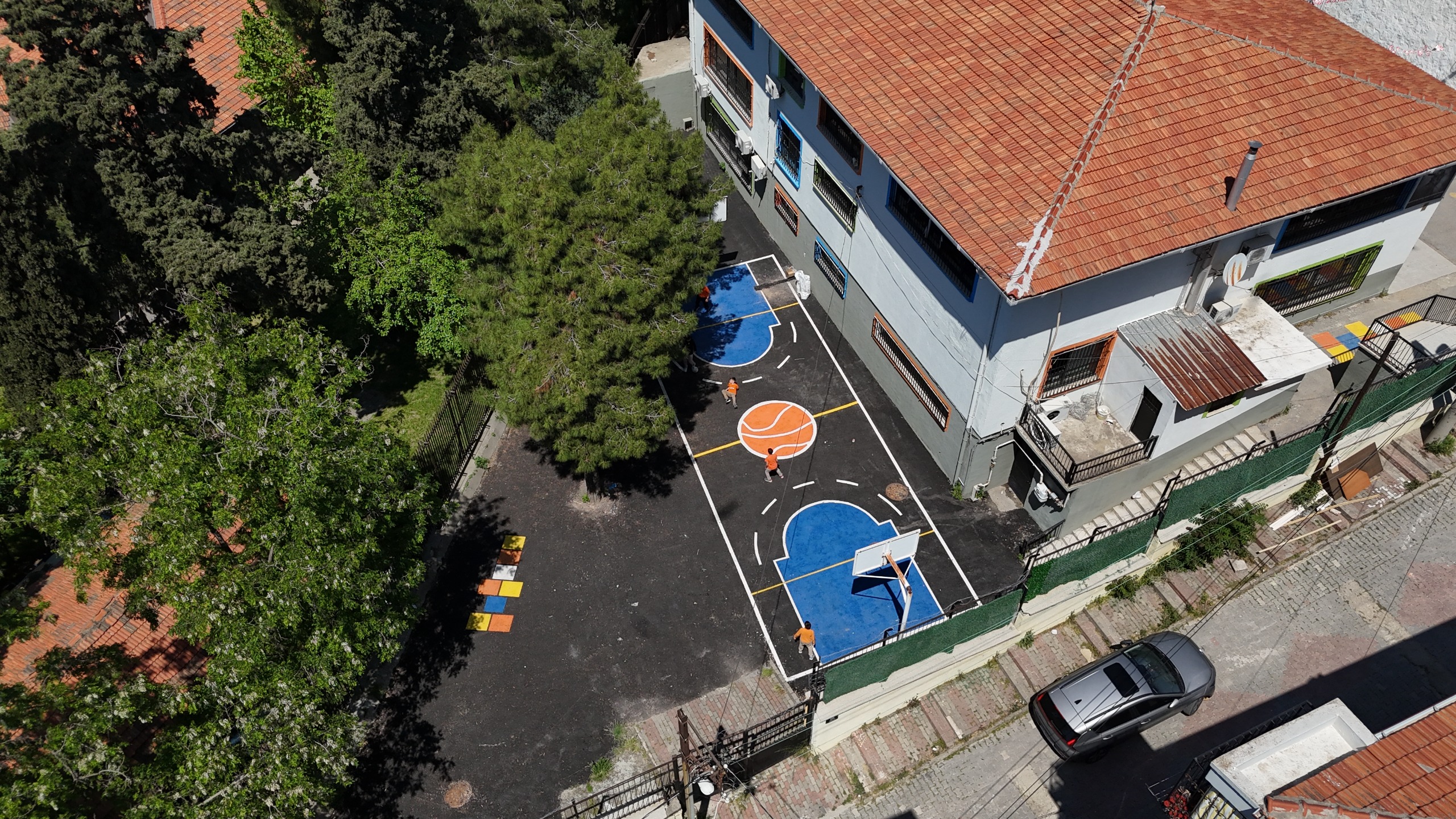 Konak’ta ‘renkli dokunuş’ okul bahçelerine de geldi